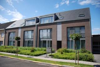 Recent appartement op 1ste verdieping (mét lift) bestaande uit: inkomhal met vestiaire en toilet, lichte woonkamer, een volledig moderne...