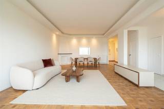 <p><span>ANTWERPEN - Jan Van Rijswijcklaan</span><span>: Volledig gerenoveerd, instapklaar appartement met 4 slaapkamers, 2 badkamers en 2 P.</span></p><p><span> </span></p><p><span>BESCHRIJVING:</span></p><p><span> </span></p><p><span>Dit prachtig, volledig gerenoveerd appartement is gelegen op de 8° verdieping van een goed onderhouden gebouw.</span></p><p><span> </span></p><p><span>Inkhomhal met toilet en vestiaire.</span></p><p><span>Vooraan bevindt zich de mooie en lichtrijke leef- en eetruimte op parket met prachtige vergezichten over Antwerpen.</span></p><p><span>Volledig geïnstalleerde,  open keuken voorzien van kasten en alle toestellen.</span></p><p><span>Aparte berging.</span></p><p><span>Het appartement beschikt over 4 ruime slaapkamers (allen op parket), waarvan twee uitgeven op een terras.</span></p><p><span>Badkamer 1 voorzien van ligbad en lavabomeubel.</span></p><p><span>Badkamer 2 met inloopdouche en lavabomeubel.</span></p><p><span> </span></p><p><span>Privatieve kelderberging inbegrepen.</span></p><p><span>Mogelijkheid tot aankoop van  2 autostaanplaatsen aan 30.000 €/stuk.</span></p><p><span> </span></p><p><span>BIJZONDERHEDEN:</span></p><p><span> </span></p><p><span>* Prachtige uitzichten</span></p><p><span>* Instapklaar</span></p><p><span>* Elektriciteit is conform</span></p><p><span>* Gemeenschappelijke kosten: ca 250 €/maand + 60 €/maand voor het reservefonds</span></p><p><span>* Zeer goed gelegen bij alle invalswegen, openbaar vervoer en winkels</span></p><p><span> </span></p><p><span> </span></p>