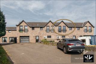 <u><strong>Praktisch appartement met twee slaapkamers op centrale locatie te Houthalen-Helchteren - ideaal voor eigen bewoning of als investering!</strong></u><br /><br /><u><strong>Troeven:</strong></u><br />- Praktische indeling<br />- 2 slaapkamers<br />- Gunstig EPC (label B!)<br />- Centrale ligging met vlotte bereikbaarheid<br />- Vernieuwde badkamer<br />- 2e badkamer mogelijk (voorlopig als dressing in gebrui)k<br />- Ideaal voor eigen bewoning OF als investeringsopportuniteit<br />- Momenteel verhuurd <br />- Nabij verbindingswegen en E314<br />- Dicht bij centrum Houthalen en Europark<br />- Toekomstige Noord-Zuid verbinding verbetert leefbaarheid in de omgeving<br /><br />We heten je welkom in dit praktisch appartement dat gelegen is in een kleinschalig complex met diverse appartementen en een winkel aan de Herebaan-Oost 14 te Houthalen-Helchteren. Vlak op de verbindingsweg van Heusden-Zolder naar Genk en op een steenworp van de Baan Hasselt-Eindhoven waar recent gestart werd met de aanleg van de Noord-Zuid verbinding die de leefbaarheid in de omgeving aanzienlijk zal verbeteren. Eveneens in de onmiddellijke omgeving ligt het bedrijventerrein Europark, het centrum van Houthalen en de op- en afrit van de E314 autosnelweg.<br /><br />Het geheel is gelegen op de eerste verdieping met een oppervlakte van 71m2. De indeling omvat de inkomhal met apart toilet, de woonkamer, een keuken en twee slaapkamers met elk hun eigen badkamer. 1 badkamer werd recent vernieuwd en ingericht met een wastafel en een ligbad/douche. De andere werd ingericht als dressing maar kan eenvoudig terug omgevormd worden tot een volwaardige badkamer mits kleine aanpassing. <br /><br />Een geschikt appartement voor eigen bewoning of als investeringseigendom om te verhuren. Momenteel is het appartement reeds verhuurd! <br /><br />Graag meer informatie gewenst of een bezoek gebracht? René staat je graag te woord.<br />Laat je contactgegevens achter onder dit zoekertje en hij neemt spoedig contact met je op.<br /><br />Tot gauw!<br />