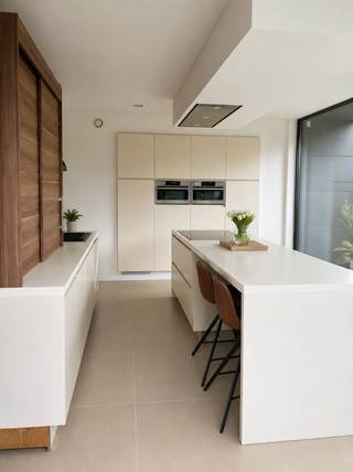 Tekst online: <br />Prachtige alleenstaande, ruime, afgewerkte woning (230m2) met 4 slaapkamers; bureau; badkamer met bad en inloopdouche; verschillende bergruimtes; technische ruimte; sauna en jacuzzi; ruimte tuin; oprit voor 3 wagens; carport; groot terras achteraan en terras aan keuken (zijkant); zonnepanelen; thuisbatterij… <br /><br />Bouwjaar 2013, afwerking zijn recenter<br />Richtprijs: € 579 000<br />Meer info: 0472 630 740 of tom.deroo82@gmail.com<br />Geen immo!
