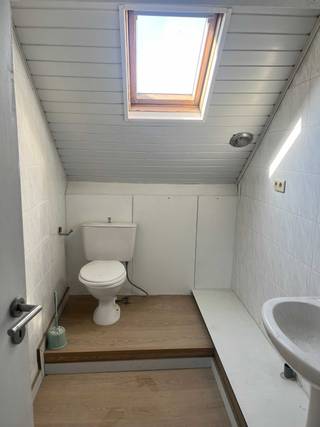 Duplex met 2 slaapkamers, 2 badkamers met bad en douche, vernieuwde keuken<br />Vernieuwde traphal en gevel in crepi, goede isolatiewaardes<br />Parkings voor de deur, dichtbij station en openbaar vervoer