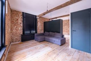 Gelegen tussen de Paardenmarkt en de Ossenmarkt vinden we dit gezellig stekje. Onmiddellijk beschikbaar! <br /><br />Op de 1ste verdieping van het gebouw komen we de leefruimte binnen met op keuken. De keuken is voorzien van oven, koelkast, dampkap, kookveld een vaatwasser. <br />De grote kast dient als 'room devider'. Achter de kast bevind zich de slaaphoek. <br />Aparte badkamer met douche, lavabo en WC.<br /><br />Heel leuk starters appartement op een toffe ligging. <br />Maandelijkse kosten van € 225,00 per maand voor algemene delen, forfait privé water, forfait privé gas en forfait privé elektriciteit. <br />Wees er snel bij voor een afspraak.