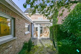 Deze ruime halfopen bebouwing met een bewoonbare oppervlakte van ca. 175 m² (volgens EPC-attest, exclusief kelder en zolder) bevindt zich op...