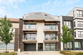 <p><strong>COUP DE CŒUR !! APPARTEMENT SPACIEUX avec 2 TERRASSES et 2 CHAMBRES.</strong><br />Finitions avec des matériaux de QUALITÉ. Possibilité d’acheter un garage box en supplément (25.000 euros). <strong>Composition :</strong> hall d’entrée, séjour lumineux avec cuisine ouverte entièrement équipée avec ÎLOT, salle de bain équipée (baignoire &amp; douche), buanderie, toilette séparée et 2 chambres. <strong>ATOUTS :</strong> double vitrage, chauffage central au gaz naturel, basse consommation énergétique. Plus d’informations et/ou visite sur rendez-vous : Immo Beguin – info@immobeguin.be</p>