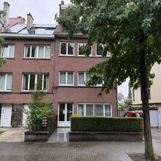 Instapklaar appartement op de gelijkvloerse verdieping van een rustige straat, omvattende: inkomhal met aparte wc en vestiaire, living, ingerichte keuken, een douchekamer, 2 slaapkamers waarvan één met ingemaakte kasten en rechtstreekse toegang tot een veranda, terras en een makkelijk te onderhouden tuin. EPC: D. Lasten: 125 EUR (provisie verwarming, provisie water en gemeenschappelijke lasten).