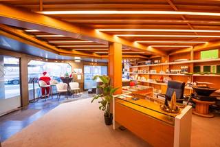 In de winkelstraat van Avelgem bevindt zich dit ruim handelspand met achterliggende woning.Het handelspand bestaat uit een grote winkelruimte met...