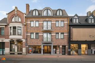 Op een uitstekende locatie in het centrum van Putte bevindt zich dit recent appartement met 2 slaapkamers. U bevindt zich hier op wandelafstand...