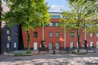 Instapklaar appartement met 2 slaapkamers en zonnig terras in Sint-Niklaas .Op zoek naar een lichtrijk appartement met een groen uitzicht? Ontdek dit ruime en instapklare appartement, centraal gelegen in een rustige, doodlopende straat in Sint-Niklaas.De grote raampartijen zorgen voor veel natuurlijk licht in de leefruimte met open, volledig uitgeruste keuken. Er zijn twee slaapkamers, waarvan één met een handige dressing. De badkamer beschikt over zowel een ligbad als een douche, en een stijlvol badmeubel. Een apart gastentoilet en praktische berging maken het plaatje compleet.Genieten doe je op het zonnige terras met uitzicht op groen en een sfeervol vijvertje. In de kelderverdieping is er een garage.Een perfecte combinatie van comfort, rust en centrale ligging!Voorzien van recente gasketel.