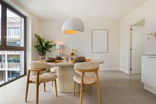 <strong>Laatste afgewerkte units beschikbaar – 6% btw mogelijk (onder voorwaarden).</strong><br /><br />Dit <strong>1-slaapkamerappartement</strong> is gelegen in het project <strong>De Lesselier</strong>, een hedendaags nieuwbouwproject op de historische site van het Academisch Kwartier in Lier.<br /><br />Met een woonoppervlakte van <strong>68,60 </strong><strong>m²</strong> en een zonnig terras van maar liefst <strong>9,50 m²</strong> biedt deze woonst een uitzonderlijk evenwicht tussen binnen- en buitenruimte.<br />De leefruimte is aangenaam licht en sluit rechtstreeks aan op het royale terras, dat fungeert als een volwaardige buitenkamer. De indeling omvat verder een comfortabele slaapkamer, een stijlvolle badkamer en een praktische berging, wat zorgt voor een efficiënte en hedendaagse woonorganisatie.<br /><br />De Lesselier is een bijna-energieneutraal project en werd uitgerust met geothermische warmtepompen, vloerverwarming en energiezuinige technieken, wat resulteert in lage energiekosten en een hoog wooncomfort.<br />Dankzij deze kwaliteiten is het appartement niet alleen interessant voor eigen bewoning, maar ook bijzonder aantrekkelijk als investering.<br /><br />Gelegen in een autoluwe en groene stadsomgeving, met winkels, horeca en openbaar vervoer op wandelafstand, combineert deze woonst rust met stedelijke dynamiek.<br /><br /><strong>Interesse?</strong><br />Ontdek <strong>De Lesselier </strong>en contacteer ons via <strong>03 337 50 70</strong> of mail naar <strong>info@vbvastgoed.be</strong>.