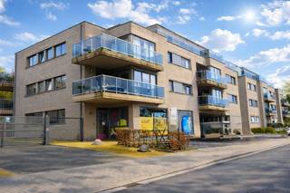 OmschrijvingWelkom in dit modern en instapklaar appartement (2011), gelegen op de eerste verdieping van de verzorgde residentie Kleemhof. Een...