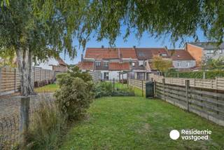 Op een gunstige ligging nabij het centrum van Oudenburg bevindt zich deze ruime rijwoning op een perceel van 321 m². Dankzij de praktische indeling, de verschillende slaapkamers en de ruime tuin biedt deze woning tal van mogelijkheden voor wie op zoek is naar een gezinswoning met potentieel.<br /><br />Via de inkomhal bereikt u de lichtrijke leefruimte met zicht op de tuin. Aansluitend bevindt zich de ingerichte keuken. Verder beschikt het gelijkvloers over een praktische kelder, een afzonderlijk toilet en een wasruimte.<br /><br />Op de eerste verdieping bevinden zich twee ruime slaapkamers en een badkamer met inloopdouche, dubbele lavabo en toilet. De tweede verdieping biedt nog twee bijkomende kamers die perfect kunnen dienen als extra slaapkamer, bureau of hobbyruimte.<br /><br />Buiten geniet u van een aangename tuin met ruim terras, gazon en een praktisch tuinhuis voorzien van elektriciteit.<br /><br />Een woning met heel wat mogelijkheden, een ruime tuin en een centrale ligging nabij winkels, scholen en andere voorzieningen!