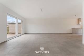 In het stijlvolle nieuwbouwproject "Milda" wacht een prachtige instapklare woning op zijn eerste bewoners. Deze moderne en duurzame woning, gebouwd in 2024, combineert hedendaags comfort met een gunstige ligging in het rustige Sint-Lambrechts-Herk, een deelgemeente van Hasselt. Hier geniet je van een groene, autoluwe omgeving terwijl alle faciliteiten binnen handbereik liggen.<br /><br />Met een bewoonbare oppervlakte van 169,40 m² biedt deze woning ruimte en functionaliteit. De strakke architectuur, grote raampartijen en kwalitatieve afwerking maken dit huis bijzonder aantrekkelijk. Dankzij het BEN-label (bijna-energieneutraal) met vloerverwarming en een warmtepomp ben je verzekerd van lage energiekosten en een optimaal wooncomfort.<br /><br />Binnenkomen doe je via een inkomhal met gastentoilet. De lichtrijke leefruimte vormt het hart van de woning, waar de open keuken naadloos aansluit op de eet- en zithoek. De keuken is stijlvol en voorzien van hoogwaardige materialen en toestellen. De grote schuiframen zorgen voor een overvloed aan daglicht en geven toegang tot het ruime terras en de zuidgerichte tuin – de ideale plek om te ontspannen na een drukke dag. Verder is er op de gelijkvloerse verdieping een handige berging die extra opbergruimte biedt.<br /><br />Op de eerste verdieping bevinden zich drie volwaardige slaapkamers. De masterbedroom van 19,23 m² voelt ruim aan en biedt voldoende plaats voor een groot bed en dressingkasten. De tweede en derde slaapkamer, met oppervlaktes van 12,30 m² en 10,85 m², zijn perfect als kinderkamer, bureau of logeerkamer. De badkamer is modern ingericht met een dubbele wastafel, een ruime inloopdouche en een bad. Daarnaast is er nog een aparte wc en een extra berging.<br /><br />De zuidgerichte tuin is een absolute troef. Hier geniet je de hele dag door van zonlicht en een vrij uitzicht op de groene omgeving. De combinatie van het terras en het gazon biedt eindeloze mogelijkheden voor zowel ontspanning als gezellig samenzijn. In de zomer wordt dit ongetwijfeld je favoriete plek om te vertoeven.<br /><br />Als bewoner van dit BEN-project profiteer je niet alleen van een duurzame woning, maar ook van een mogelijke verlaging van de onroerende voorheffing gedurende enkele jaren. <br /><br />De ligging van deze woning is een perfecte mix tussen rust en bereikbaarheid. Op slechts 500 meter van de E313, 200 meter van winkels, 1 km van restaurants, 1,5 km van scholen en 50 meter van openbaar vervoer, woon je hier uiterst centraal zonder in te boeten op woonkwaliteit. Daarnaast biedt de omgeving tal van wandel- en fietsroutes voor natuurliefhebbers.<br /><br />Een moderne, instapklare en energiezuinige woning in een autoluwe buurt, met een uitstekende ligging en veel ruimte – dat is wat deze woning jou te bieden heeft. Wil je deze prachtige woning zelf ontdekken? Plan vandaag nog een bezichtiging in via 011 255 155.