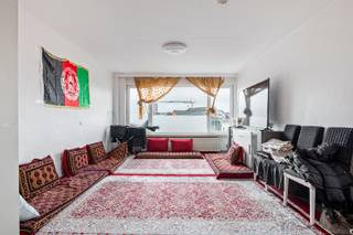 <p>Op zoek naar ruimte, licht én potentieel op een bruisende locatie? In de <span><span>Helmstraat</span></span>, in het levendige <span><span>Borgerhout</span></span>, vind je dit ruime appartement op de vierde verdieping van een verzorgd gebouw (5 verdiepingen in totaal). Een ideale kans voor wie comfortabel wil wonen én graag zijn eigen accenten legt.</p>
<p>Het appartement beschikt over drie volwaardige slaapkamers, wat het perfect maakt voor gezinnen, thuiswerkers of investeerders die op zoek zijn naar extra verhuurpotentieel. De leefruimte geniet van aangename lichtinval en vormt samen met de keuken de basis voor een warme, gezellige thuis. De algemene staat is degelijk, maar een opfrissing dringt zich hier en daar op, ideaal voor wie waarde wil creëren en het appartement volledig naar eigen smaak wil moderniseren.</p>
<p>Dankzij de hogere verdieping geniet je bovendien van extra rust en een open gevoel, midden in de stad. Winkels, openbaar vervoer, horeca en invalswegen bevinden zich vlakbij, waardoor je optimaal profiteert van alles wat <span><span>Antwerpen</span></span> te bieden heeft.</p>
<p>Kortom: een ruim appartement met sterke basis, drie slaapkamers en vooral veel mogelijkheden op een centrale locatie. Een interessante opportuniteit voor handige kopers of investeerders die potentieel meteen herkennen, aangezien het op dit moment wordt verhuurd aan 1200 euro per maand, dus een netto-rendement van 4,6%!<br /><br />Wg, Gvkr, Gmo, Gvv, Mogelijks overstromingsgevoelig gebied.</p>