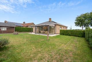 Op zoek naar een woning waarbij wooncomfort voorop staat? Dat kan in deze gelijkvloerse woning.In de omgeving geniet u van weidse zichten en een open...