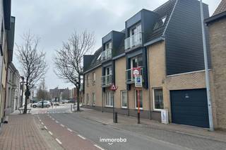 Dit gezellig appartement (bouwjaar 2007) bevindt zich in het centrum van Waregem.<br /><br />🏠 Indeling<br />* 1 slaapkamer<br />* Ruime leefruimte met open keuken en aansluitend balkonnetje<br />* Badkamer met wastafel en vernieuwde inloopdouche<br />* Gastentoilet<br /> *Berging<br /><br />📦 Extra’s<br /><br />- Privatieve berging op niveau -1 inbegrepen<br />- Gemeenschappelijke fietsenberging<br />- EPC-label B<br />- Elektriciteit conform<br /><br />🚉 Slechts 100m van station Waregem – ideaal voor pendelaars!<br />👌 Centrale ligging in het centrum van Waregem, op wandelafstand van winkels, openbaar vervoer en horeca.<br /><br />📞 Interesse? Contacteer ons voor meer info of een bezoek: lisa@immoroba.be