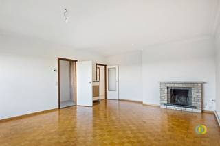 <p><span>Dit ruime en lichtrijke 2-slaapkamerappartement met bureau bevindt zich op de vierde verdieping van een goed onderhouden gebouw met lift, gelegen in een rustige woonwijk. Bij het binnenkomen komt u terecht in de inkomhal, die toegang biedt tot alle ruimtes. Aan de rechterzijde bevindt zich de ruime leefruimte van maar liefst 30 m², voorzien van grote raampartijen die voor veel natuurlijk licht zorgen en toegang geven tot het terras. Aansluitend vindt u de volledig uitgeruste en moderne keuken, voorzien van alle nodige toestellen en eveneens met toegang tot het terras. Aan de andere zijde van het appartement bevinden zich twee slaapkamers van 15 m² en 11 m², waarvan één toegang geeft tot het tweede terras. Daarnaast beschikt het appartement over een apart bureau van 8 m², ideaal als werkruimte. Verder vindt u er een badkamer met ligbad, dubbele lavabo en aansluiting voor een wasmachine, een apart toilet en een aparte berging. Het appartement beschikt eveneens over een private zolder en een gemeenschappelijke fietsenstalling. Daarnaast zijn er gemeenschappelijke parkeerplaatsen waarvan bewoners gebruik kunnen maken wanneer deze vrij zijn. De maandelijkse lasten bedragen €170, waarvan €70 voor de gemeenschappelijke delen en €100 provisie voor verwarming en water. De elektriciteitsteller wordt door de huurder op eigen naam genomen. Bent u op zoek naar een ruim en lichtrijk appartement met twee slaapkamers, een apart bureau en twee terrassen in een rustige en aangename omgeving? Aarzel dan zeker niet om contact met ons op te nemen voor een bezoek.</span></p><p><span> </span></p>