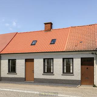  Karaktervolle renovatiewoning MET ROYALE TUIN EN GOEDGEKEURDE PLANNEN VOOR EEN STIJLVOLLE TRANSFORMATIE, gelegen op toplocatie aan het ENAMEPLEIN...