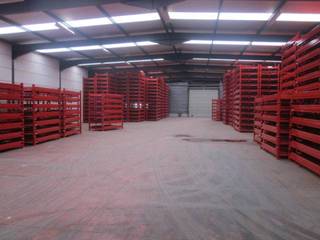 - 1.000m² magazijn<br />- 1 grote sectionaalpoort<br />- ca. 5,0m vrije hoogte onder dak<br />- daglichtstraten<br />- staalstructuur<br />- polybetonvloer