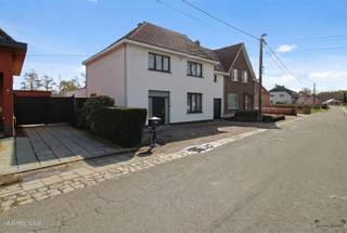 <p><span>Deze halfopen bebouwing, gelegen in een rustige straat te Nijlen, biedt tal van mogelijkheden voor wie op zoek is naar een ruime woning met renovatiepotentieel. Dankzij de gunstige ligging geniet u van een vlotte verbinding naar de autostrade en bevindt het centrum van Nijlen zich op korte afstand. Voor ontspannende fietstochten of wandelingen bent u direct aan de Netedijk. </span></p><p><span>De woning, beschikt op het gelijkvloers over een inkomhal met marmervloer, een leefruimte, keuken, veranda, badkamer en een praktische slaapkamer/bureau. Daarnaast is er een heel ruime garage aanwezig, ideaal voor zelfstandige activiteit of hobbyruimte. Buiten vindt u een aangename tuin met terras en twee niet vergunde tuinbergingen.</span></p><p><span>Op de eerste verdieping bevinden zich een nachthal met marmervloer, een 2e slaapkamer, een badkamer en een technische ruimte. De volgende ruimte is ingedeeld als aparte woonentiteit met eigen keuken en leefruimte, wat extra interessant is voor kangoeroewonen of zorgwonen. </span></p><p><span>De zolderverdieping omvat een zolderkamer en extra bergruimte.</span></p><p><span>Kortom, een eigendom met veel ruimte en mogelijkheden, ideaal voor wie op zoek is naar een renovatieproject op een goede locatie.</span></p><p><span>Troeven:</span></p><ul><li><span>Rustige ligging</span></li><li><span>Goede bereikbaarheid (nabij autostrade en centrum)</span></li><li><span>Slaapkamer op het gelijkvloers</span></li><li><span>Mogelijkheid tot aparte woonst</span></li><li><span>Tuin met bijgebouwen</span></li><li><span>Veel potentieel na renovatie</span></li><li><span>EPC label F, renovatieplicht</span></li><li><span>Nt asbestveilig </span></li><li><span>EPC bruikbare vloeropp.: 289 m² (indicatief)</span></li><li><span>Elektriciteit nt conform</span></li><li><span>Verwarming gas</span></li><li><span>P-score: B</span></li><li><span>G-score woning: A</span></li></ul><p><span> </span></p><p><span>Vergunning-Woongebied-gn rechterlijke herstelmaatregel of best. maatregel opgelegd-gn voorkooprecht-gn verkavelingsvergunning</span></p><p><span> </span></p><p><span>Interesse? Neem contact op met Nicki (BIV 514.879), 0496 02 35 68, nf@janssenenjanssen.be</span></p>