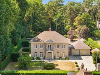 Op zoek naar een ruime en stijlvolle pastorijgezinswoning waar comfort, ruimte en luxe samenkomen? Deze prachtige open bebouwing in Waasmunster biedt een unieke woonbeleving op een perceel van maar liefst 2.215 m². Prachtige tuin, poolhouse, kwalitatieve pastorijwoning met zwembad, en dit op een topligging te Waasmunster. Indeling: inkom en traphal, gezellige grote lichtrijke leefruimte uitgevend op het magnifieke binnenzwembad, eetplaats, geïnstalleerde keuken met ontbijthoek, extra wasplaats en bijkeuken, grote dubbele garage en onderkelderd. Masterbedroom, dressing en badkamer op het gelijkvloers. Prachtig overdekt terras met buitenkeuken, en zicht op de tuin. Op het verdiep bevinden zich de overloop, 4 slaapkamers met inmaakkasten en 2 badkamers; extra bureau en zolder. TROEVEN: Topligging te Waasmunster, 24 zonnepanelen, cv aardgas, binnenzwembad. Dubbele garage met laadpaal, een carport, kelder, zolder en berging. De aanwezigheid van 24 zonnepanelen draagt bovendien bij aan het hedendaagse wooncomfort.Ontdek zelf de vele troeven van deze unieke woning en laat u verrassen door de ruimte en mogelijkheden die deze eigendom te bieden heeft.Meer info of bezoek via arne@immobeguin.be