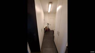 Een gunstig gelegen handelspand bestaande uit een winkelruimte met achterliggend keukentje en afzonderlijk toilet.  De winkelruimte heeft...