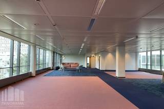 Instapklare kantoorruimte van 997 m² te huur, deel uitmakend van het hoogkwalitatieve kantoorgebouw "Silver Building". Uitstekende zichtbaarheid langs de Reyerslaan, naast de E40-snelweg Brussel-Luik. Tevens uiterst vlot bereikbaar zowel met de auto als met het openbaar vervoer: het Meiser station bevindt zich op 800 m.<br /><br />Het kantoorgebouw met eigentijdse architecturale elementen van de hoogste kwaliteit is voorzien van de nieuwste technologieën met aanwezigheid van o.a. gemeubileerde en ingerichte vergaderzalen, restaurant "Silver Café", kleedkamers, douches, ... Tevens ruime parkeermogelijkheden en fietsenstalling. Deze kantoorruimtes bieden niet alleen een verfijnde en eigentijdse omgeving voor bedrijfsactiviteiten, maar ook een stimulerende plek die de creativiteit en productiviteit bevordert.<br /><br />Tevens andere oppervlaktes mogelijk van van 250 m² tot 2.451 m². Onmiddellijk beschikbaar!<br /><br />Contacteer <strong>PANORAMA B2B</strong> voor bijkomende inlichtingen of een vrijblijvend plaatsbezoek bezoek <strong>0477 09 00 09. </strong>