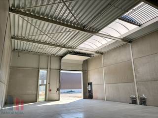 Nieuwbouw <strong>KMO-unit</strong> van <strong>240 m²</strong> te huur op de nieuwe bedrijvenzone <strong>“STADSBEEMD”</strong> in Lummen. De site biedt een moderne en professionele werkomgeving met een verzorgde aanleg, ruime parkeermogelijkheden en voldoende manoeuvreerruimte.<br /><br />Dankzij de strategische ligging nabij de Staatsbaan geniet deze unit van een uitstekende bereikbaarheid met een snelle verbinding naar de <strong>E314</strong> en het Klaverblad van Lummen. Hierdoor is dit de ideale locatie voor ondernemingen actief in opslag, logistiek, productie of ambachtelijke activiteiten.<br /><br />De kwalitatieve magazijnruimte (brandklasse C) beschikt over een<strong> vrije hoogte van 6 meter</strong> en is toegankelijk via een <strong>automatische sectionale poort</strong> van 4,5 m hoog x 4 m breed, aangevuld met een aparte toegangsdeur. De ruimte is volledig geïsoleerd en afgewerkt met een duurzame <strong>polybetonvloer</strong> met een draagkracht van <strong>1 ton/m²</strong>. Daarnaast is de unit uitgerust met een <strong>lichtstraat met rookluik</strong>, vloerverwarming, eigen tellers en wachtbuizen voor toekomstige aansluitingen.<br /><br />De unit beschikt over <strong>2 privatieve parkeerplaatsen </strong>en biedt de mogelijkheid om een tussenvloer te plaatsen. Onmiddellijk beschikbaar!<br /><br />Contacteer <strong>PANORAMA B2B</strong> voor bijkomende inlichtingen, plannen of een vrijblijvend plaatsbezoek op <strong>0474 17 17 15</strong>.