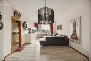 <strong>Ben je op zoek naar een tof 2 slaapkamerappartement op een toplocatie? Plan dan nu een bezoek!</strong><br /><br /><em>Ligging:</em><br />Dit lichtrijke appartement is ideaal gelegen op de rand van de Tentoonstellingswijk en Wilrijk, met een vlotte verbinding naar de stad en de snelweg. Bovendien is er altijd parkeergelegenheid voor de deur dankzij de nabijgelegen Park &amp; Ride.<br /><br /><em>Indeling:</em><br />Bij binnenkomst tref je een aangename leefruimte met een breed uitzicht over de bloesems, zonder inkijk van andere gebouwen. Dit zorgt voor een heerlijk gevoel van privacy en openheid. De keuken is functioneel ingericht en biedt alle nodige toestellen.<br /><br />Achteraan bevinden zich twee ruime slaapkamers die uitgeven op een gezellig terras. Daarnaast is er een badkamer met douche en lavabo, en een apart toilet.<br /><br /><em>Troeven:</em><br />• Toplocatie: vlot bereikbaar, dicht bij Antwerpen en snelwegen<br />• Breed, open uitzicht vooraan zonder inkijk<br />• Gezellig terras achteraan aan de slaapkamers<br />• EPC-label B: energiezuinig wonen<br />• Altijd parking voor de deur dankzij de Park &amp; Ride<br /><br />Zie jij jezelf hier wonen? Contacteer ons vandaag nog voor een bezichtiging!<br />U kan ons kantoor bereiken op het nummer <strong>03 345 88 99. </strong>