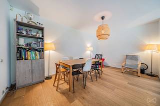 Prachtig appartement met drie slaapkamers en een tuin, rustig gelegen in de zeer gewilde wijk L’Observatoire. Dit appartement baadt in het licht en kijkt uit op een aangename tuin, en biedt een rustige en bevoorrechte leefomgeving. De woonkamer, bestaande uit een zitgedeelte en een eetkamer, loopt op natuurlijke wijze over in de buitenruimtes, waardoor een mooie overgang ontstaat tussen binnen en buiten. De volledig uitgeruste keuken vormt een harmonieuze aanvulling op de leefruimtes. Het appartement beschikt tevens over twee slaapkamers van 10 m², een badkamer en een elegante oudersuite met een eigen badkamer en inloopkast. Een kelder en een parkeerplaats maken dit pand compleet. De parkeerplaats wordt tegen een meerprijs van 30.000 € aangeboden. Een gezellige en rustige woonomgeving, waar binnencomfort samengaat met de charme van een tuin in een van de meest gewilde wijken. EPC: D – Elektriciteit conform. Info en bezichtiging: +32 472 46 57 83