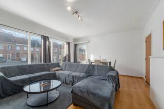 <p>Instapklaar gelijkvloers appartement in een kleinschalig gebouw in Temse.</p>
<p> </p>
<p>Dit verzorgd appartement combineert een praktische indeling met comfortabel wonen in een residentiële omgeving. Dankzij het instapklare karakter, het EPC-label C en de conforme elektriciteit is dit een interessante opportuniteit voor wie zonder zorgen wil wonen. Het appartement bevindt zich in een kleinschalig gebouw, wat zorgt voor een aangename en rustige woonbeleving. De lichtrijke leefruimte en de twee volwaardige slaapkamers maken het geheel geschikt voor koppels, starters of investeerders. Bovendien geniet je van een vlotte bereikbaarheid en alle dagelijkse voorzieningen in de buurt.</p>
<p> </p>
<p>Belangrijkste ruimtes:<br />• Woonkamer (25 m²) met aangename lichtinval<br />• Keuken (10 m²) met praktische indeling<br />• Badkamer (5 m²)<br />• Twee slaapkamers van telkens 15 m²<br />• Hal (5 m²) met toegang tot de verschillende ruimtes</p>
<p> </p>
<p>Troeven:<br />• Instapklaar gelijkvloers appartement<br />• EPC C en conforme elektriciteit<br />• Gelegen in een kleinschalig gebouw</p>
<p> </p>
<p>Neem vandaag nog contact op voor meer informatie of een bezoek.</p>
<p>JOUW DROOMAPPARTEMENT. ZO GEVONDEN!</p>