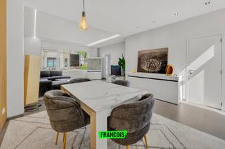 Bent u op zoek naar een stijlvolle woning waar u zonder zorgen meteen kunt intrekken? Dan is deze volledig gerenoveerde woning op de Torhoutsesteenweg absoluut een bezoek waard!<br /><br />📍 Dankzij de uiterst strategische ligging bevinden winkels, scholen, openbaar vervoer en belangrijke invalswegen zich vlakbij. Hier geniet u van een vlotte bereikbaarheid en alle dagelijkse voorzieningen binnen handbereik.<br /><br />🚪 Via de inkomhal komt u terecht in de ruime en lichtrijke open leefruimte. De gezellige zithoek en eetplaats vormen samen een aangename leefomgeving voor het hele gezin. 🍽️ Aansluitend bevindt zich de volledig uitgeruste keuken, waar koken een waar plezier wordt.<br /><br />🚻 Onder de trap vindt u een gastentoilet met aansluitend een praktische wasberging, ideaal voor extra opbergruimte en dagelijks comfort.<br /><br />🛏️ Op de eerste verdieping beschikt de woning over:<br /><br />✔️ 2 ruime slaapkamers<br /><br />✔️ Een verzorgde badkamer 🛁<br /><br />🌟 Op de zolderverdieping bevindt zich de royale masterbedroom, een echte privéruimte die bovendien voorzien is van een eigen toilet. 🚽<br /><br />💎