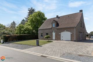 Op een goede locatie te Heist-op-den-Berg bevindt zich deze ruime woning met 4 slaapkamers op een mooi perceel van 800 m². U geniet hier van...