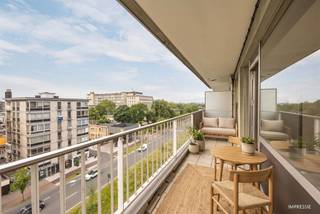 <p><span>Op zoek naar een appartement met veel licht, een prachtig uitzicht en alle ruimte om er je eigen thuis van te maken? Dan zit je hier goed. Op de zesde verdieping geniet je van een royale leefruimte, twee volwaardige slaapkamers, een ruim terras én een autostaanplaats. Bovendien woon je vlak bij het Te Boelaerpark, Boekenbergpark en alle voorzieningen van Deurne-Zuid.<br /></span><span><br /></span><span>Licht, ruimte & een prachtig uitzicht</span><span><br />Met de lift bereik je de zesde verdieping, waar je binnenkomt in de centrale inkomhal die toegang geeft tot alle ruimtes. Vooraan ligt de ruime leefruimte, waar de grote raampartijen meteen in het oog springen. Dankzij de brede gevel geniet je hier de hele dag van een aangename lichtinval en een weids uitzicht over het groen en de stad. De authentieke parketvloer en decoratieve sierschouw geven de ruimte extra karakter.<br /><br />Aansluitend bevindt zich de aparte keuken, praktisch ingericht met veel kastruimte en werkblad. Vanuit zowel de leefruimte als de keuken heb je toegang tot het ruime terras aan de voorzijde, waar je heerlijk buiten kunt zitten met zicht op de groene omgeving en de skyline van Antwerpen.<br /><br /></span><span>Praktisch en comfortabel wonen</span><span><br />Centraal in het appartement vind je een apart gastentoilet, verschillende handige bergingen en de badkamer. Die is uitgerust met een ligbad met douchefunctie, lavabo en natuurlijke verluchting.<br /><br />Achteraan bevinden zich de twee slaapkamers, rustig gelegen weg van de straatzijde. De grootste slaapkamer biedt plaats voor een dubbel bed en een ruime kleerkast, terwijl de tweede kamer perfect dienst kan doen als kinder-, logeer- of bureauruimte. Ook hier geniet je van een mooi open uitzicht.<br /><br /></span><span>Een terras, een autostaanplaats en een schitterend zicht</span><span><br />Een absolute troef is de buitenruimte. Het grote terras vooraan vormt een verlengstuk van de leefruimte en keuken. Zo geniet je op elk moment van de dag van zon.</span></p><p><span><br />Mogelijkheid tot aankoop van een autostaanplaats in de ondergrondse parking ( 21 000 euro ), zodat je altijd comfortabel kunt parkeren. <br /><br /></span><span>Groen wonen met de stad vlakbij</span><span><br />Je woont hier op een bijzonder centrale locatie in Deurne-Zuid, vlak bij het Te Boelaerpark, Boekenbergpark en het Rivierenhof. In de onmiddellijke omgeving vind je supermarkten, scholen, horeca en sportfaciliteiten. Tram, bus en Velo liggen op wandelafstand en via de Singel en Ring ben je in een mum van tijd onderweg naar elke bestemming. Hier combineer je het beste van twee werelden: veel groen rondom én de stad vlakbij.</span></p>