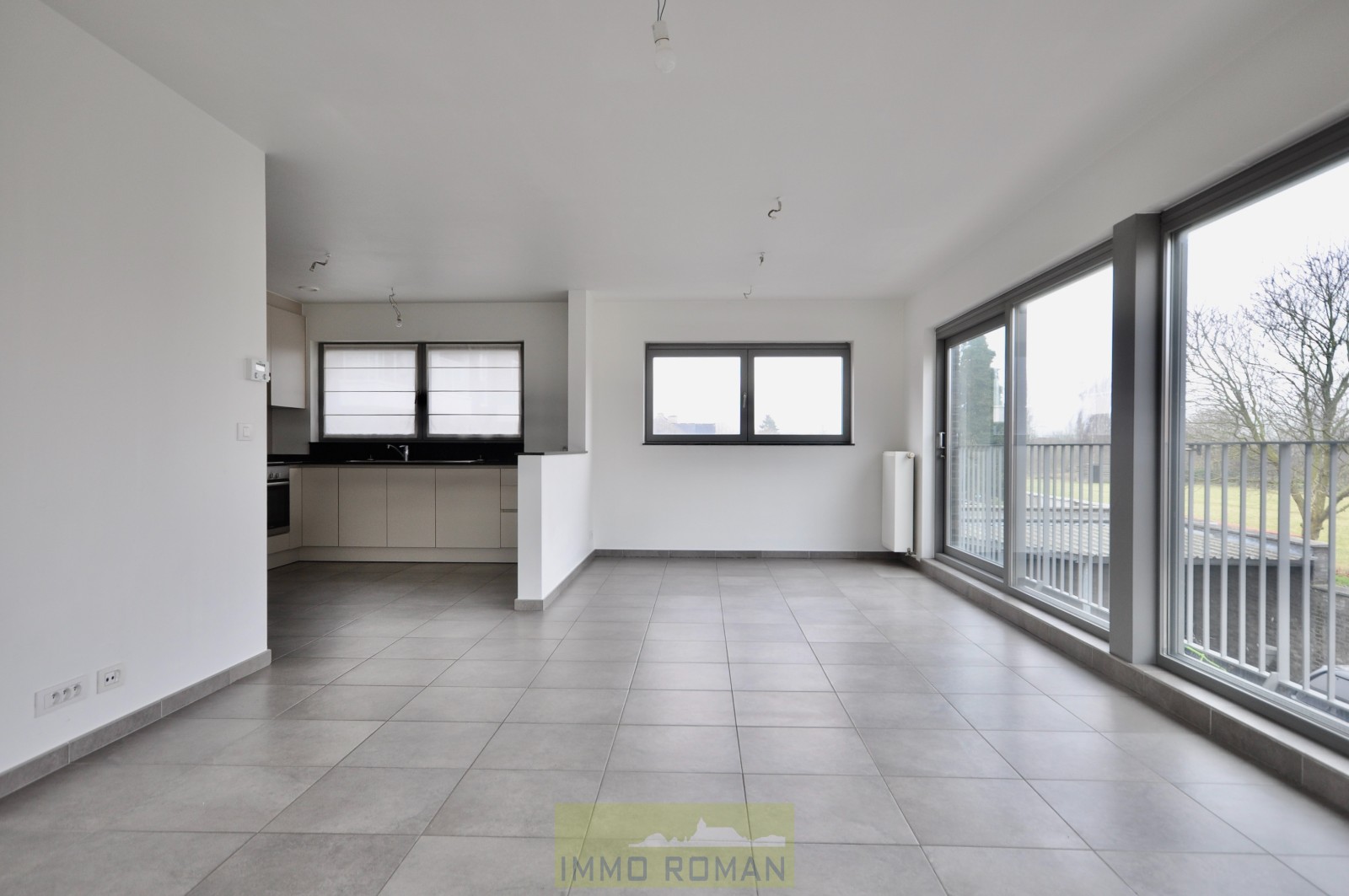 Lichtrijk appartement met 2 slaapkamers in het centrum Kluisbergen, deelgemeente Berchem. - foto 2