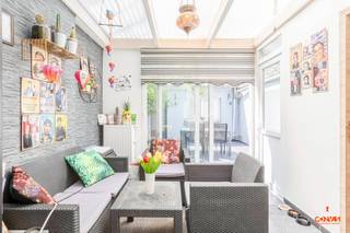 Bij het betreden van de woning komt u in de inkomhal, die toegang biedt tot een <strong>gezellige woonkamer </strong>en aansluitend een grote keuken. Achteraan is er een veranda, die uitkijkt op de <strong>stadskoer met westoriëntatie</strong> – ideaal om in de namiddag en avond te genieten van de zon. Op de eerste verdieping bevinden zich <strong>twee slaapkamers</strong> en een ruime nachthal, die eventueel nog als extra bureauruimte kan dienen. Op de tweede verdieping vindt u een ruime badkamer en een <strong>derde slaapkamer.</strong><br /><br />De woning ligt in het levendige Sint-Amandsberg, een buurt met tal van winkels, supermarkten, scholen en openbaar vervoer op wandelafstand. Bovendien is het station <strong>Gent-Dampoort</strong> dichtbij, net als<strong> Rozebroeken </strong>voor wie graag in het groen ontspant.<br /><br />Wenst u deze woning graag te bezoeken? Contacteer Laura via <strong>0492 07 26 62 of laura@convas.be</strong>