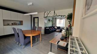 HUIS TE KOOP TE ERPE <br /><br />Deze instapklare gerenoveerde halfopen bebouwing met 3 slaapkamers, ruime oprit en terras is de ideale gezinswoning die comfort, ruimte en energiezuinig wonen perfect combineert.<br /><br />Gelijkvloers:<br />U wordt verwelkomd in een ruime inkomhal met hoge plafonds en toilet. De ruime en lichtrijke leefruimte, eveneens voorzien van maatwerkkasten sluit aan op de volledig uitgeruste keuken. Het terras werd in 2024 aangelegd en is onderhoudsvrij. In de tuin bevindt zich aansluitend aan het keukengedeelte nog een open berging die kan dienen als lounge-ruimte of berging. De tuin kan ook betreden worden via een zijingang langs de garage. In de tuin ligt een grondwaterput van meer dan 10m diep.<br /><br />De ruime garage/atelier, van 40m2 is uitgerust met een automatisch én naar buiten opendraaiende poort, heeft een plafondhoogte van maar liefst 3 meter en is daarbij ideaal voor wie graag aan auto's sleutelt of een vrij beroep uitoefent. <br /><br />Eerste verdieping:<br />De nachthal heeft toegang tot 2 volwaardige slaapkamers en een moderne vernieuwde badkamer uitgerust met een groot ligbad, lavabomeubel en toilet. <br /><br />Tweede verdieping:<br />Op de tweede verdieping bevindt zich een ruime zolder(slaap)kamer die schildersklaar afgewerkt werd. Er werden 3 grote Veluxen voorzien in het nieuw dak (2021) waaronder 1 luxueuze cabrio Velux, ideaal voor wie graag van het groene uitzicht geniet. De zolderkamer beschikt over een lucht-lucht warmtepomp.<br /><br />Bewoonbaar opp.: 185m2<br />Totaal oppervlak: 2a96ca (landmeter verslag aanwezig)<br />Kadastraal inkomen: 596€<br /><br />Troeven van deze woning:<br />Vrij van alle grote kosten gezien alles vernieuwd werd<br />Ruime woning<br />EPC label: C<br />verwarming: CV (gas) + warmtepomp<br />Vlotte bereikbaarheid<br />Ruime oprit - nooit parkeerstress!<br /><br />Voor vragen kan u mailen naar jorinadeputter@hotmail.be.<br />