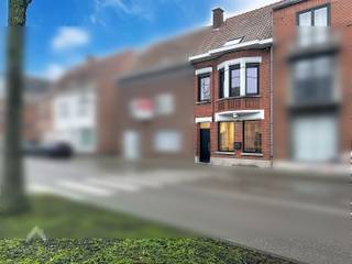 Energiezuinige en karaktervolle woning op een centrale locatie bestaande uit een riante inkomhal met vestiaire en afzonderlijk toilet,...