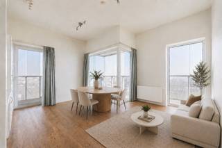 <span>Quares - TREVI Groep presenteert :<br />Indeling</span>:<br />Dit instapklare hoekappartement op de 14de verdieping aan de Ellermanstraat 61 biedt een prachtig uitzicht over Antwerpen en geniet van een uitzonderlijke lichtinval dankzij de gunstige oriëntatie. Het betreft een 2-slaapkamerappartement met parketvloer en een aangename, functionele indeling. De leefruimte sluit aan op een groot terras <span>van 15 m² </span>waar u volop kan genieten van het panoramisch zicht. De keuken en woonruimte baden in het licht, terwijl de twee slaapkamers voldoende plaats bieden voor comfortabel wonen. De ruime badkamer is uitgerust met douche, lavabo en wc, en er is bovendien een aparte bergruimte voorzien voor wasmachine en droogkast. Extra praktisch zijn de kelderberging en de drie inbegrepen fietsenhaken. Het appartement beschikt over een EPC A, aparte elektrische en watermeter en is volledig instapklaar. <br /><br /><strong>Een autostaanplaats dient verplicht bij aangekocht te worden aan 25.000 euro.</strong> Kortom, een lichtrijk en comfortabel appartement met topligging en uniek uitzicht. <br /><br /><span>Omgeving</span>:<br />In de directe omgeving vindt u diverse winkels, supermarkten en horecazaken, waardoor alle dagelijkse voorzieningen binnen handbereik liggen. Ook scholen en kinderopvang bevinden zich in de buurt, wat deze ligging bijzonder aantrekkelijk maakt voor gezinnen. Het openbaar vervoer is vlot bereikbaar met meerdere bus- en tramverbindingen in de omgeving, en ook het treinstation ligt op korte afstand. Dankzij de nabijheid van belangrijke invalswegen en de ring rond Antwerpen bent u bovendien snel onderweg naar het stadscentrum of andere steden. Deze combinatie van centrale ligging, goede mobiliteit en talrijke voorzieningen maakt dit een bijzonder praktische en aangename woonomgeving.
