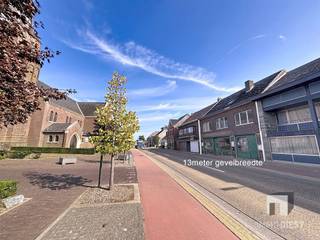 <p><span>Dit handelshuis in Tessenderlo-Ham biedt een uitzonderlijke combinatie van commerciële ruimte en potentieel voor wonen, met een uitstekende ligging recht tegenover de kerk en een imposante voorgevel van bijna 13 meter. Het pand is ideaal voor ondernemers die zichtbaarheid en draagvlak zoeken, en tegelijk wensen te investeren in een woning- of kantoorruimte.</span></p><p><span> </span></p><p><span>Belangrijkste kenmerken en troeven:</span></p><p><span>- Royale gelijkvloerse commerciële ruimte met grote vitrinevelden en een uitnodigende bar-/ontvangstruimte. Ideaal als winkel, horeca, dienstverlening of showroom.</span></p><p><span>- Achterliggende ruimten met keukenfaciliteiten en diverse bijgebouwen/bergruimtes voor stockage, backoffice of polyvalente doeleinden.</span></p><p><span>- Gangbare sanitaire voorzieningen aanwezig op het gelijkvloers, op verdieping een badkamer met bad en douche en een apart toilet.</span></p><p><span>- Verdieping verdeeld in meerdere kamers (4), geschikt als leefruimte, kantoorruimtes of privévertrekken. De ruimtes bieden tal van indelingsmogelijkheden.</span></p><p><span>- Zolder met een hoge nok en houten draagbalken; uitstekende potentie voor extra leef- of werkruimte, loftachtige doeleinden of andere herinrichting.</span></p><p><span>- Achtertuin/patio met terras en zicht op groen en privacy, bereikbaar vanuit de achterzijde van het pand. De tuin is zuid gericht!</span></p><p><span>- Fijne lichtinval dankzij grote raampartijen aan de voorzijde; veel mogelijkheden om een persoonlijke stijl en concept te realiseren.</span></p><p><span>- Pand bevindt zich in een pittoreske omgeving met kerk en dorpskern in de nabijheid, met gemakkelijke verbindingen en op 2km van oprit E313.</span></p><p><span> </span></p><p><span>Het pand met duidelijke renovatie mogelijkheden, vraagt een inspanning om de verschillende verdiepingen en het zoldervolume te optimaliseren, maar biedt daardoor een unieke kans voor een maatwerkoplossing die wonen en werken naadloos combineert.</span></p><p><span> </span></p><p><span>Extra troef, het perceel is bereikbaar langs achter voor voetgangers of fietsers!</span></p><p><span> </span></p><p><span>PROJECT MOGELIJK? TUURLIJK!</span></p><p><span>- Dit perceel is gelegen in een zone waar verdichting met meergezinswoningbouw inpasbaar is. De effectieve vergunbaarheid en aantal wooneenheden hangt af van de kwaliteit van het ontwerp. </span></p><p><span>- Door de ligging aan een gewestweg kan AWV bijkomende voorwaarden opleggen over de inrit. </span></p><p><span>- Het perceel is gelegen in een zone waar 1,5 parkeerplaatsen per wooneenheid voorzien moeten worden. </span></p><p><span>- Er moet ook steeds voldoende kwalitatief groen aanwezig blijven op het perceel en er moet bovengrondse waterinfiltratie voorzien worden. </span></p><p><span> </span></p><p><span> </span></p><p><span>Neem gerust contact op voor aanvullende informatie of om een persoonlijke bezichtiging in te plannen. </span></p><p><span>Dit is een zeldzame kans om op een commerciële locatie in het centrum van Tessenderlo-Ham een pand te kopen en te transformeren naar uw eigen concept.</span></p><p><span>Bel Immo Diest op 013/31.25.22 voor een bezichtiging, wij helpen u verder met glimlach :-).</span></p>