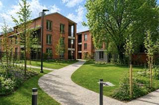 BEZOEK DIT LICHTRIJK HOEKAPPARTEMENT – 6% btw mogelijk<br /><br />Dit gezellig, eigentijds en kwalitatief afgewerkt hoekappartement is gelegen in een kleinschalige residentie met slechts zes appartementen. Het appartement beschikt over twee ruime slaapkamers en een privatief terras met open zicht. Gelegen in het binnengebied, ideaal om in alle rust te genieten.<br />Dit appartement beschikt over een lichtrijke leefruimte met open keuken en is volledig uitgerust met vloerverwarming en -koeling, aangestuurd via een individuele energiezuinige lucht/water warmtepomp. Verder is er een ingerichte badkamer, een gastentoilet en een praktische berging.<br />Dankzij de aluminium raamprofielen en de hoogwaardige thermische en akoestische isolatie geniet u hier van optimaal wooncomfort en een gunstig E-peil.<br /><br />We nodigen je uit om wonen op zijn best te ervaren. Ontdek de nieuwe ruime modelwoningen (4 slpk) en verschillende ingerichte appartementen, midden in het autovrije binnengebied. Ook de tuin, een rustige oase in de stad, wordt momenteel volop aangelegd. Ruimte, rust, licht en comfort staan deze keer centraal, precies zoals wonen in Hof Berlamuze bedoeld is.<br /><br />Dit project geniet van het verlaagde btw-tarief van 6% btw voor sloop en heropbouw, onder voorwaarden. NIEUW: niet alleen wie een Hof Berlamuze appartement of woning koopt voor eigen bewoning, maar ook investeerders (particulier of vennootschap) kunnen nu van dit gunsttarief genieten. (www.hofberlamuze.be/6btw)<br /><br />De werken zitten in een vergevorderde fase en de modelappartementen zijn klaar voor uw bezoek. Kom zelf de hoogwaardige afwerking en het wooncomfort ontdekken in deze inspirerende, nieuwe woonomgeving.<br /><br />Hof Berlamuze telt zeven stijlvolle laagbouw woongebouwen, harmonieus ingepast rond een centraal binnenhof met veel groen en rust. Het aanbod is divers: van comfortabele appartementen met 1 slaapkamer tot ruime gezinswoningen met 4 slaapkamers.<br />Hier woon je vlak bij de muziekschool en middenin het kloppende hart van Lier – waar cultuur, natuur en water samenkomen.<br /><br />Hof Berlamuze: hier zit muziek in jouw toekomst!<br /><br />Info:<br />www.hofberlamuze.be<br />Een persoonlijke afspraak?<br />www.hofberlamuze.be/maak-afspraak/ - wonen@fidesinvest.be - t 03 232 54 00<br /><br />Info? www.hofberlamuze.be. Een afspraak? www.hofberlamuze.be/maak-afspraak/ - wonen@fidesinvest.be - t 03 232 54 00.