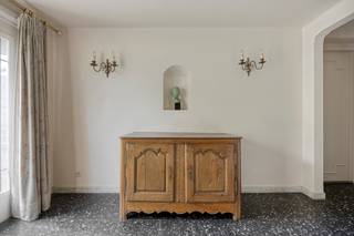 In de rustige en gegeerde René Comhainelaan 52 te Sint-Agatha-Berchem bevindt zich deze prachtige en bijzonder authentieke villa met een bewoonbare oppervlakte van ca. 220 m² op een perceel van ca. 275 m². Een zeldzame combinatie van charme, ruimte en toekomstmogelijkheden.<br /><br />Bij het betreden van de woning word je onmiddellijk verwelkomd door een statige en karaktervolle inkomhal die de toon zet voor de rest van het pand. Op het gelijkvloers vinden we verder een apart toilet, 2 opbergruimtes, een stookplaats en een ruime garage.<br /><br />De eerste verdieping vormt het hart van de woning. Hier geniet je van een lichte en aangename leefruimte met parketvloer, die een warme en authentieke uitstraling biedt. Aansluitend bevindt zich de keuken, die samen met de leefruimte directe toegang geeft tot de gezellige en goed georiënteerde tuin – een ideale plek om te ontspannen of gasten te ontvangen.<br /><br />Op de tweede verdieping bevinden zich drie volwaardige slaapkamers en een badkamer. De nachthal biedt bovendien toegang tot de zolder via een zolderluik.<br /><br />De zolder vormt een bijzonder troefkaart: deze ruimte kan nog volledig worden ingericht als vierde slaapkamer, eventueel met een tweede badkamer, wat het potentieel van deze woning aanzienlijk vergroot.<br /><br />Deze woning is ideaal voor wie op zoek is naar een ruime gezinswoning met karakter, en tegelijk de mogelijkheid wil behouden om verder te personaliseren en uit te breiden.<br /><br />Een unieke kans op een toplocatie waar authenticiteit en potentieel hand in hand gaan.<br /><br />👉 Interesse?<br />Contacteer Nils via nils.deblock@weinvest.be voor meer informatie te ontvangen.<br /><br />Stedenbouwkundige inlichtingen in aanvraag.