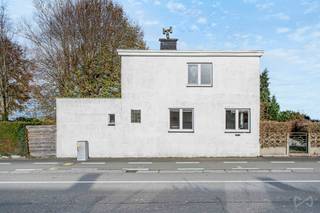 Située à proximité directe de toutes les facilités et des axes routiers, cette spacieuse maison vous séduira par son potentiel et sa...