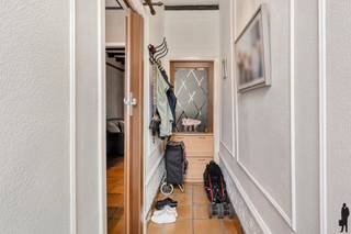 Op te frissen woning met 3 slk op top ligging in het Looks te Lier. <br /><br />Algemeen:<br />- Op te frissen woning<br />- 3 slaapkamers<br />- Gunstige ligging in het Looks<br />- Renovatieverplichting (EPC F)<br />- Asbestveilig<br /><br />Indeling:<br />- Inkomhal<br />- Eetkamer <br />- Leefruimte<br />- Op te frissen keuken<br />- Badkamer met toilet, bad en lavabo<br />- Berging<br /><br />1e verdieping:<br />- 2 slaapkamers<br /><br />Zolder: <br />- 3e slaapkamer<br /><br />Stedenbouwkundige informatie in aanvraag.