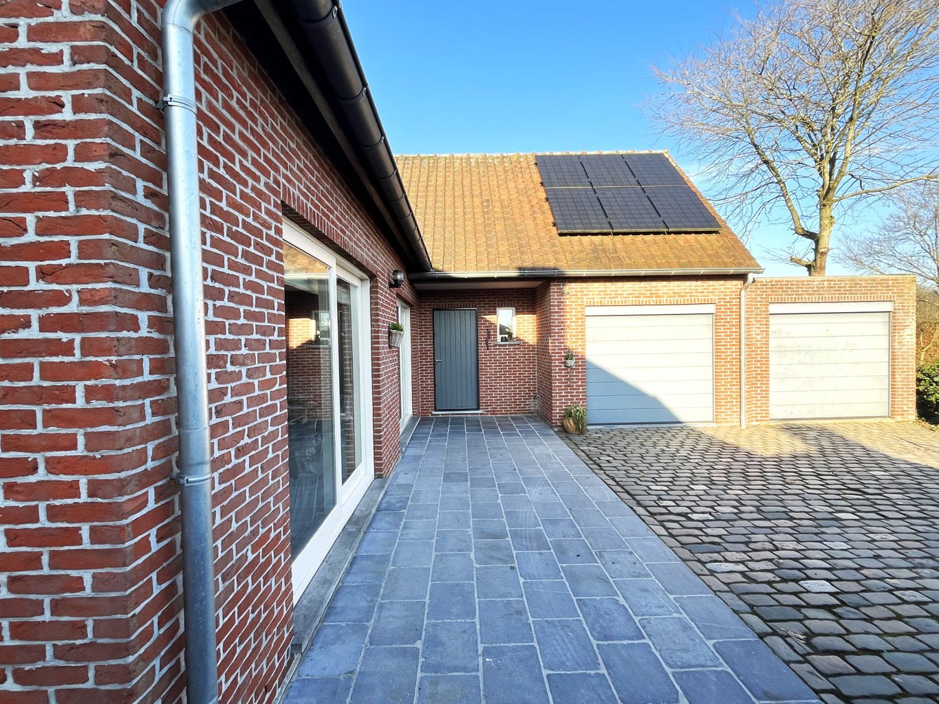 Vrijstaande gezinswoning met tuin en twee garage's - foto 2