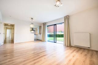 OUDERGHEM, wijk Delta, gelegen op de begane grond van een recent gebouw (2013), mooi appartement van ± 95 m² in goede algemene staat. Het beschikt over een groot terras van ± 17 m² en een tuin van ± 180 m² op het zuidwesten. Entreehal, woonkamer van ± 32 m², volledig uitgeruste keuken, 2 slaapkamers van ± 17 en 11 m², badkamer, wasruimte en kelder (C-2.08). Overdekte parkeerplaats „P-2/1“ VERPLICHT (+ 25.000 €). Diversen: thermostaat, raamopeners, intercom. Kosten ± 185€ (gemeenschappelijke kosten, beheerder, verzekering, tuin onderhoud) + 57 € (reservefonds).. Direct beschikbaar. EPC: C. Afmetingen ter indicatie.