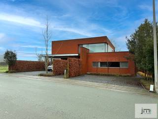 Deze prachtige villa biedt niet alleen een ruime en luxueuze woonomgeving, maar ook de ideale ruimte voor een kantoor aan huis. Gelegen in een...