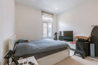 Instapklaar appartement op een toplocatie in Sint-Amandsberg <br /><br />EPC-score: B<br />Mobi-score: 9.4/10<br /><br />In de Kunstenaarstraat 21 in Sint-Amandsberg bevindt zich dit kleinschalig gebouw bestaande uit vijf appartementen voor eigen bewoning of ideaal als investering. Het pand omvat vier één-slaapkamerappartementen en één twee-slaapkamerappartement. Dit appartement is een één-slaapkamerappartement op de eerste verdieping. <br /><br />De ligging biedt een aangename woonomgeving met een vlotte verbinding naar het centrum van Gent, invalswegen (E17/E40/R4), openbaar vervoer, winkels en andere voorzieningen. <br />Elk appartement beschikt over een lichtrijke leefruimte, een geïnstalleerde keuken, een badkamer en één of twee volwaardige slaapkamers. De appartementen hebben een praktische indeling en zijn volledig instapklaar. <br /><br />Prijzen:<br /><br />• Nr. 21 (2 slaapkamers, 59m2): €270.000<br />• Nr. 23A (1 slaapkamer): €200.000<br />• Nr. 23B (1 slaapkamer): €170.000<br />• Nr. 23C (1 slaapkamer): €180.000<br />• Nr. 23D (1 slaapkamer): €175.000<br /><br />Meer info of een bezoek inplannen?<br /><br />Contacteer Laura via 0473 41 35 62 of via info@vicusvastgoed.be