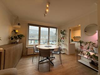 Op wandelafstand van het station en het ziekenhuis vind je dit instapklare appartement, dat recent volledig werd vernieuwd. Het beschikt over een lichtrijke leefruimte met een moderne, ingerichte keuken, twee comfortabele slaapkamers, een verzorgde badkamer met douche, lavabo en toilet, en een praktische berging met aansluiting voor een wasmachine. Het terras biedt een fijne buitenruimte om van te genieten.<br /><br />De renovatie omvatte onder meer nieuwe vloeren, schilderwerken, elektrische installatie, keuken, verlichting... Dankzij de dubbele beglazing en de uitstekende ligging is dit een energiezuinige en praktische woonst. Beschikbaar vanaf 1 oktober.<br /><br />Een echte topper die zeker een bezoek waard is!