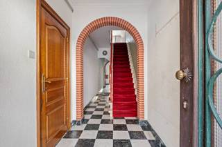 Ben je op zoek naar een woning die je volledig naar eigen smaak kunt inrichten? Dan is deze charmante te renoveren woning in het centrum van Sint-Eloois-Winkel precies wat je zoekt!<br /><br />De woning beschikt momenteel over twee volwaardige slaapkamers, met de mogelijkheid om een derde slaapkamer te creëren. Verder vind je er een badkamer, een praktische bergruimte en een gezellige koer waar je in alle rust kunt genieten van het buitenleven.<br /><br />Een extra troef is de achterliggende doorgang, ideaal om fietsen gemakkelijk en veilig te stallen zonder door de woning te moeten.<br /><br />Dankzij de centrale ligging bevinden winkels, scholen en andere voorzieningen zich op wandelafstand. Met de juiste renovatie tover je deze woning om tot een warme en hedendaagse thuis, volledig afgestemd op jouw wensen.<br /><br />Ben je op zoek naar een renovatieproject met tal van mogelijkheden op een toplocatie? Contacteer ons vandaag nog voor een bezoek en ontdek zelf het potentieel van deze woning!<br /><br />Bij interesse? Aarzel dan niet om contact op te nemen met Dieter op het nummer 0484/92.44.3<br />7 of via dieter@rovac.be