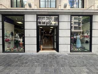 Kantoor van ca. 220 m² te huur op topligging in Kortrijk. Het pand is gelegen nabij het Schouwburgplein en de Grote Markt...